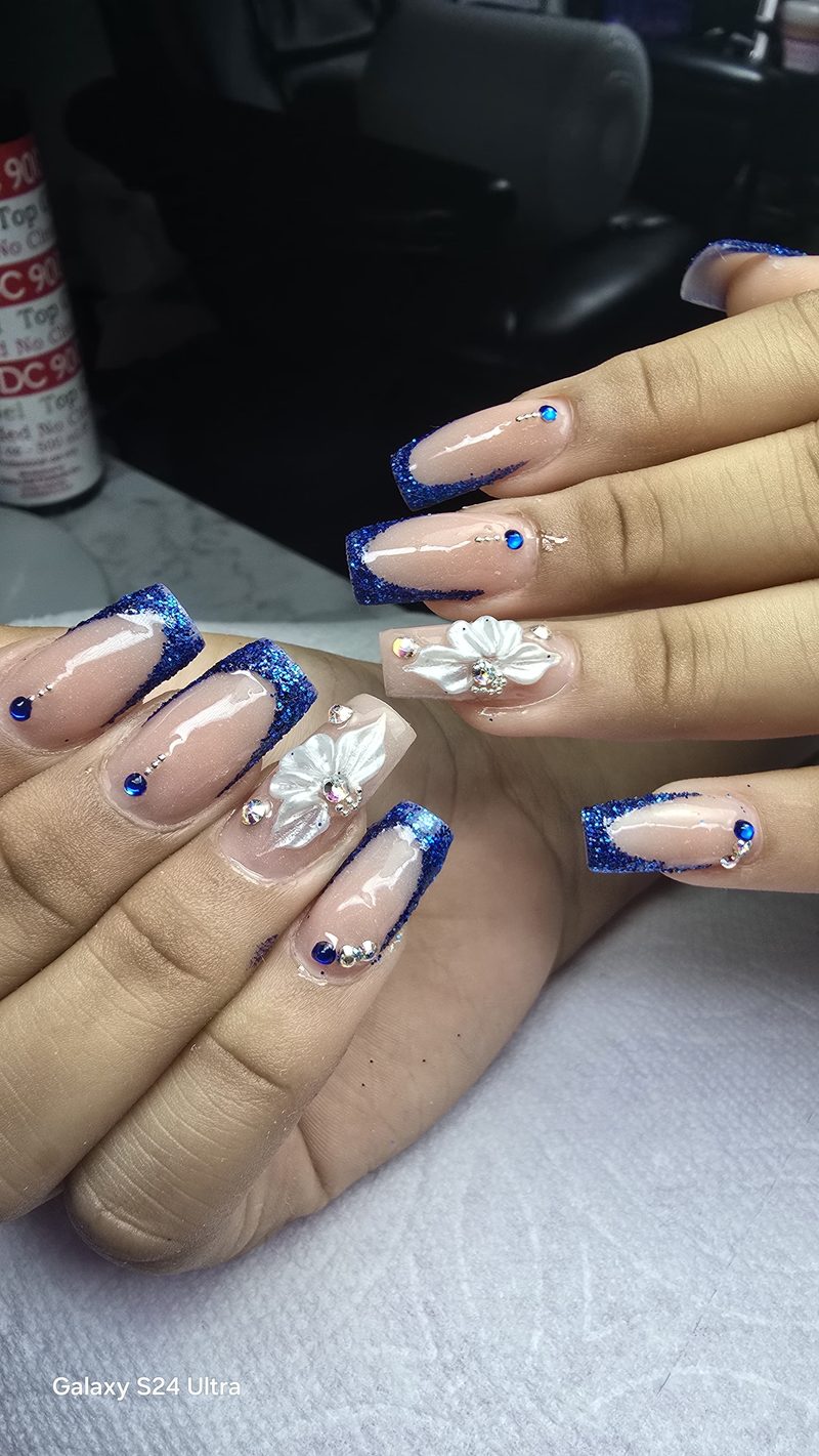French azul con glitter, flores blancas 3D y pedrería azul