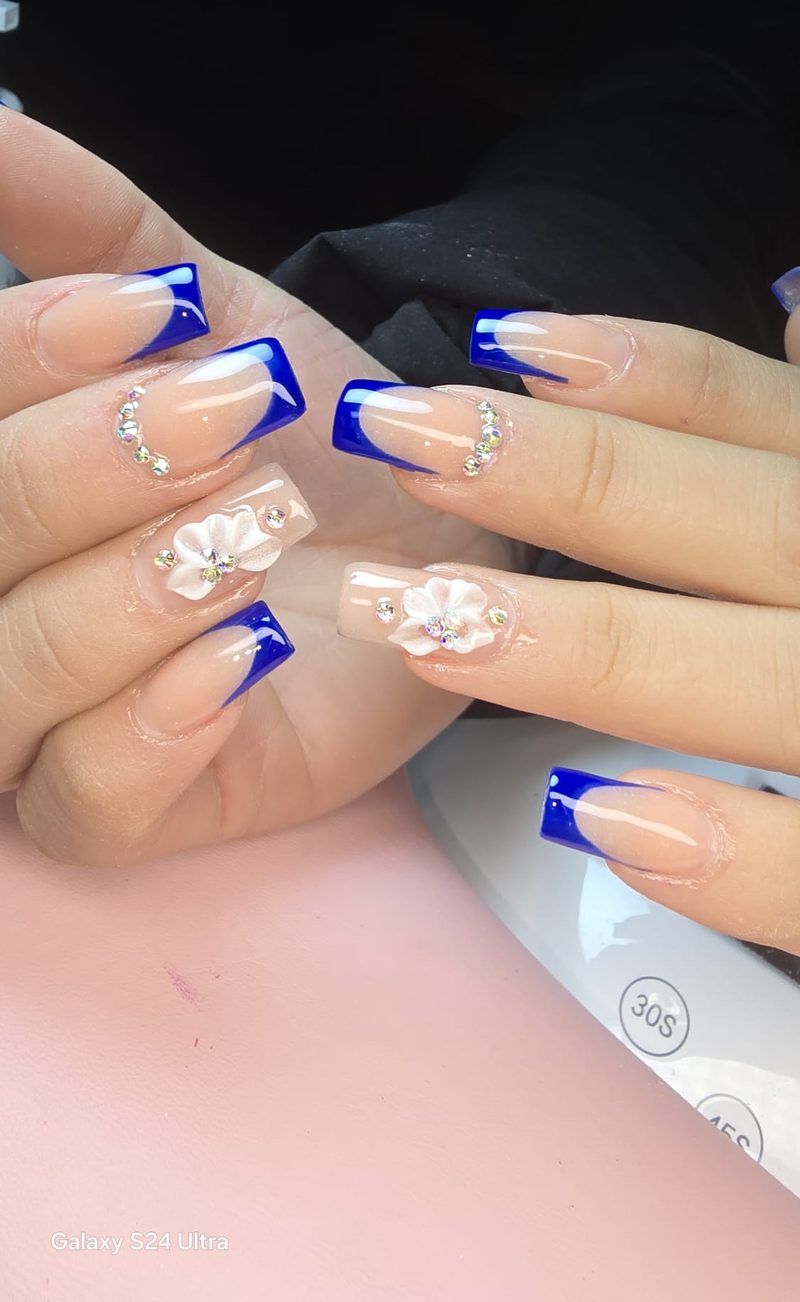French azul klein con flores blancas 3D y arcos de pedrería
