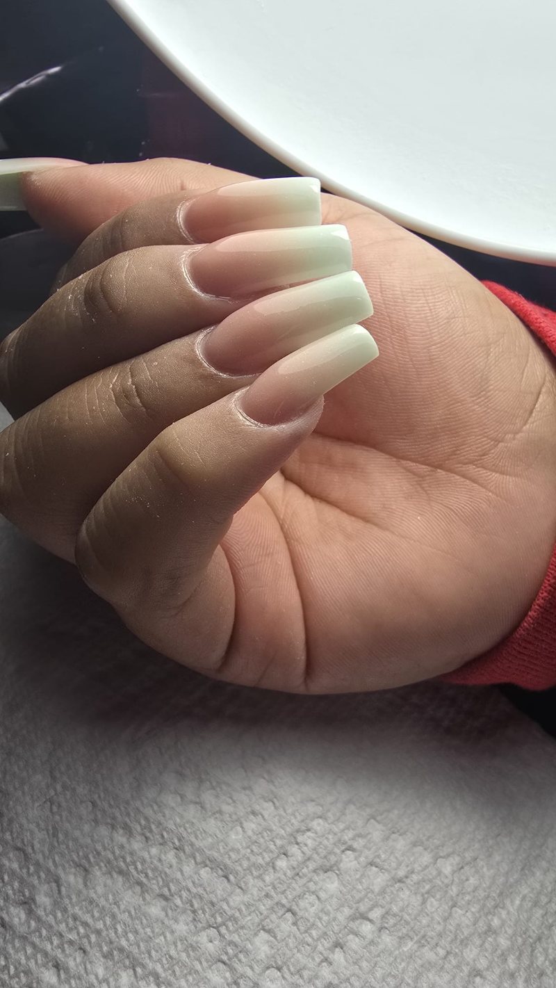 Uñas coffin largas en degradé baby boomer del nude al blanco