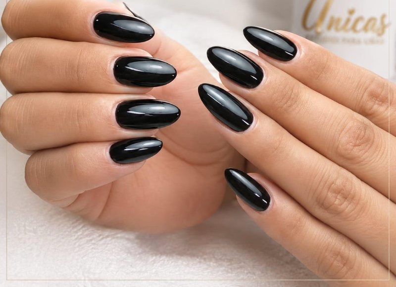 Uñas almendra con esmaltado negro y acabado espejo