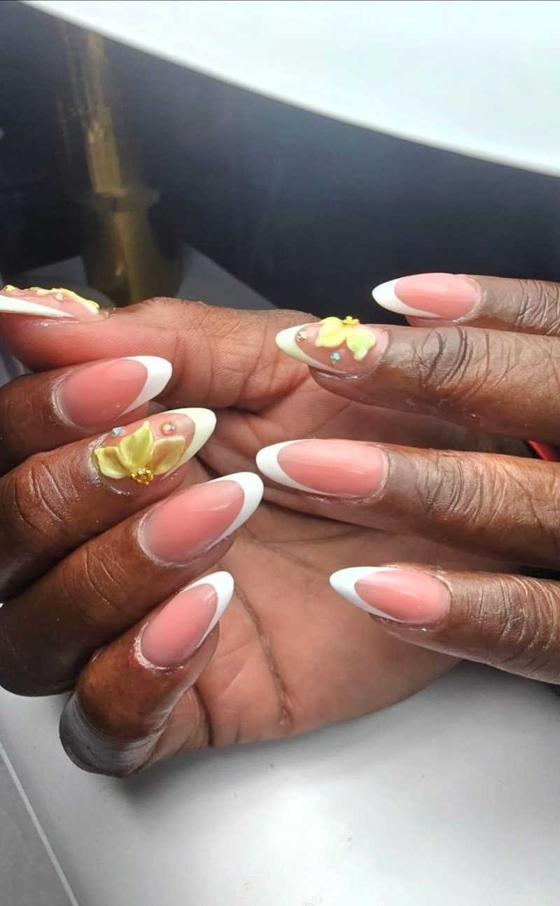 French blanco con flores amarillas modeladas a mano