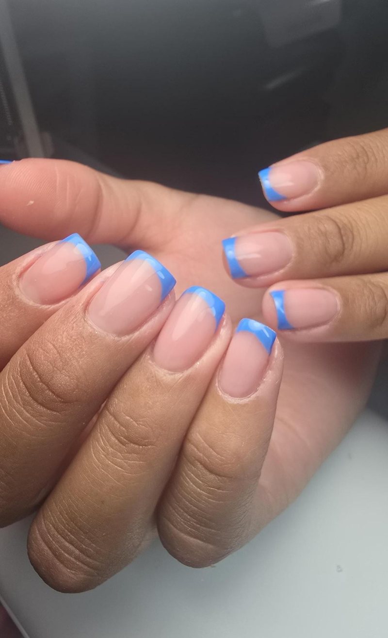 French celeste sobre uñas cuadradas cortas