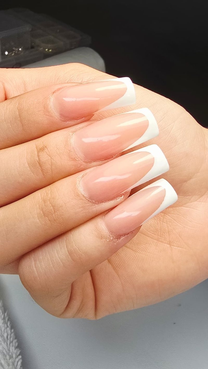 French blanco clásico sobre uñas coffin largas