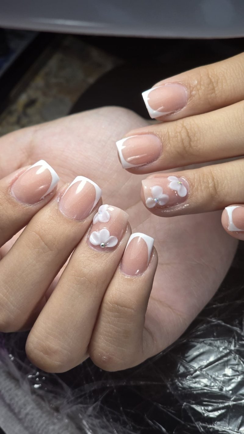 French blanco con flores 3D blancas y cristales sobre uñas cuadradas