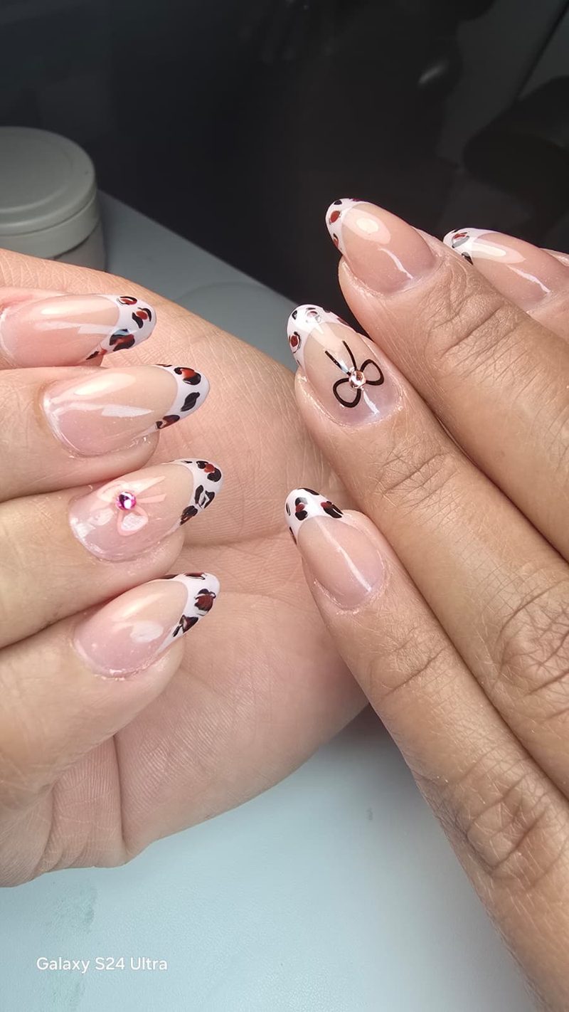 French blanco con animal print, moño negro y flor 3D rosa
