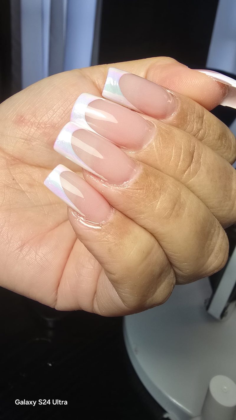 French blanco nacarado con reflejos iridiscentes sobre uñas cuadradas largas