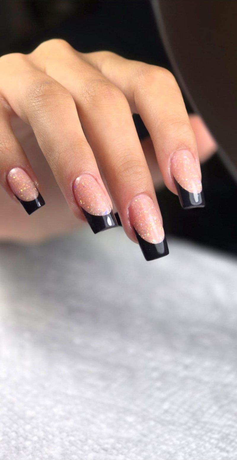 French negro con base glitter sobre uñas cuadradas largas
