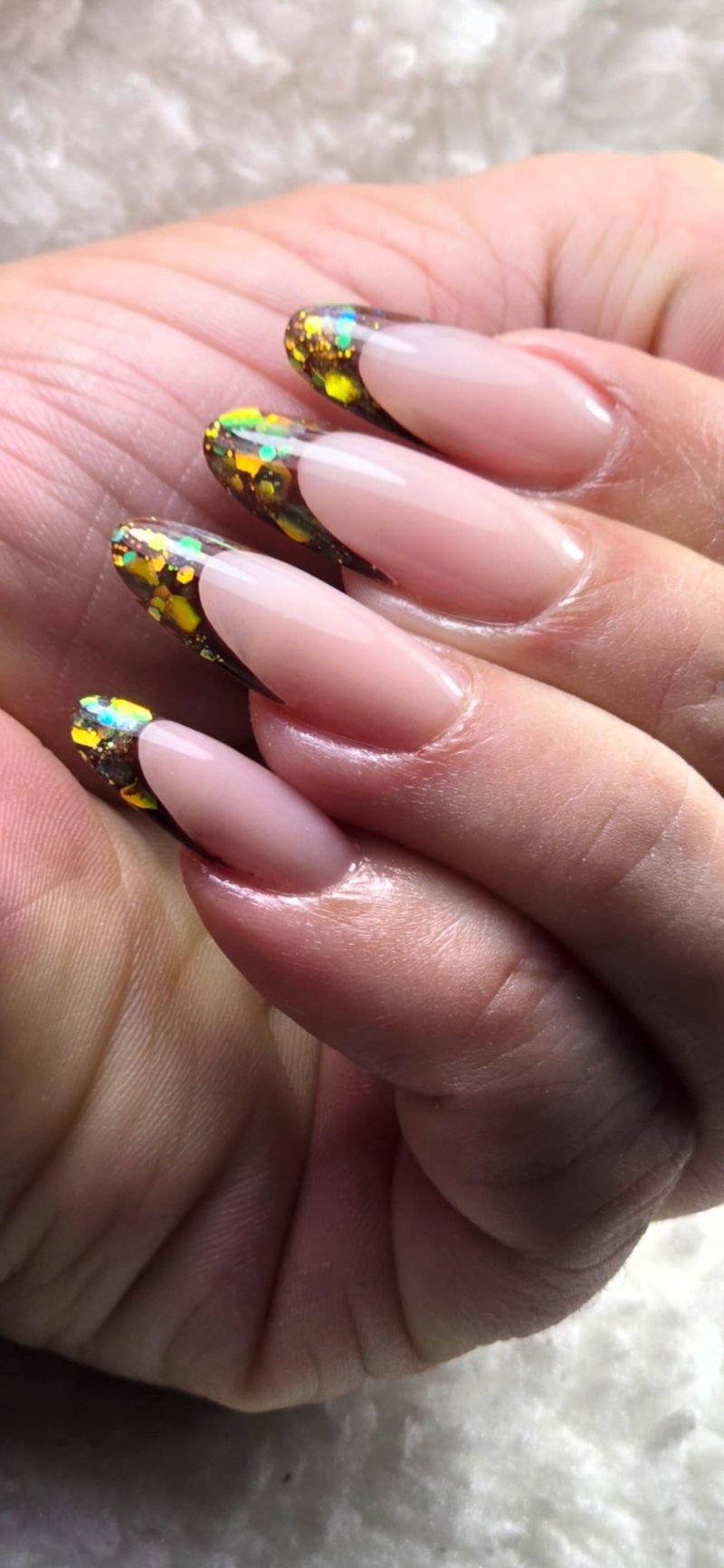 French dorado holográfico sobre uñas stiletto