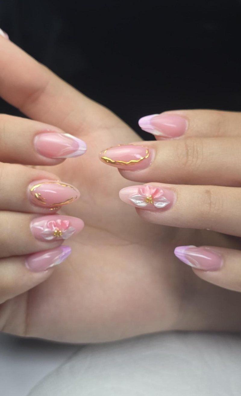 Wendy limando las uñas de una clienta en el estudio Únicas, bajo la lámpara de trabajo