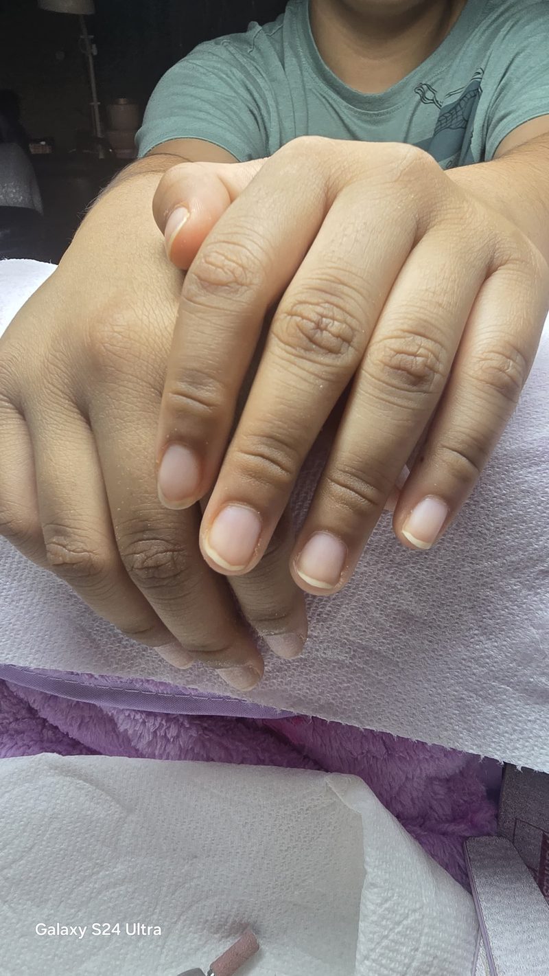 Manos con las uñas naturales cortas, antes del esculpido