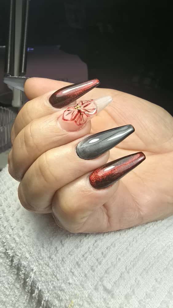 Uñas coffin largas en efecto ojo de gato rojo y gris con flor 3D
