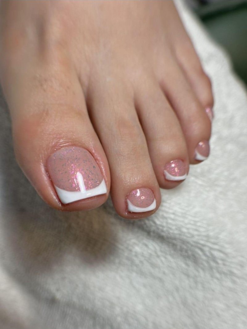 Pedicura french blanco con base glitter rosa