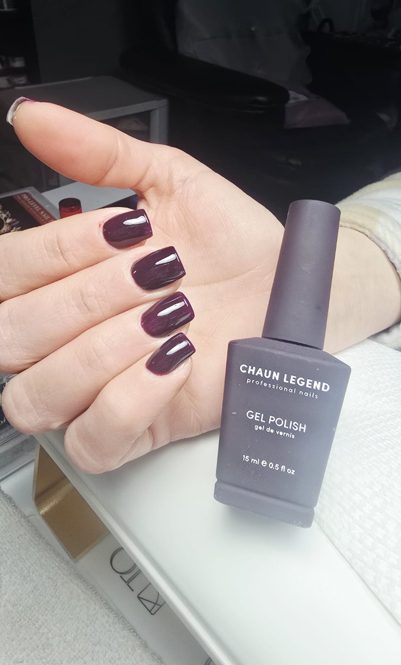 Uñas cuadradas en gel color vino oscuro con acabado espejo